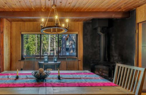 Chamberlands House | Laid-Back Tahoe Stay Walk to Lake & EV Charger