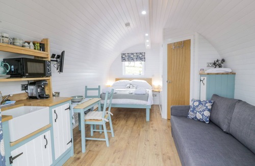 Lochmaben Cottage | LAIRD LODGE 2, romantic, with hot tub in Lochmaben