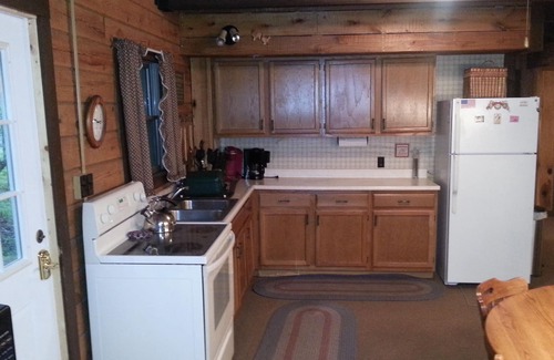 Sky Valley Cabin | Lake Access Log Cabin perfect for Gatherings. Community Beach. Tot Lot.