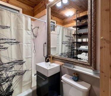 Observation Hill House | Lake and Lift Bridge Views Comfy All Welcome