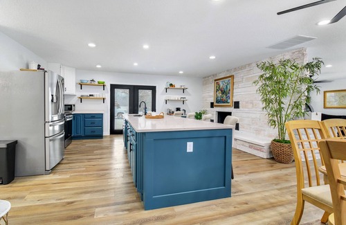 Warsaw House | Lake and marina 5 minutes away Large family friendly Cozy home with country feel