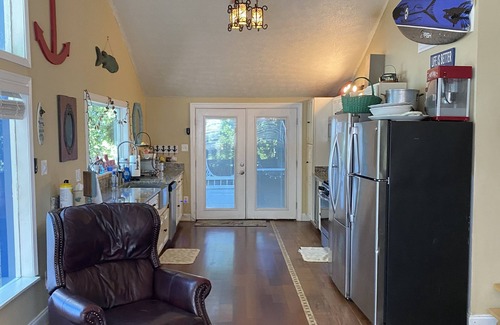 Mineral House | Lake Anna waterfront with Beach and Master Bedroom with Private Bathroom