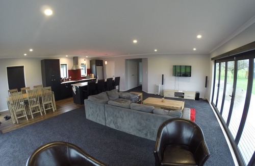 Atiamuri House | Lake Atiamuri 800m from boat ramp, wakeboard, bike the Waikato trail