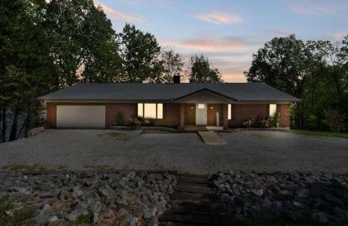 Cadiz House | Lake Barkley Retreat - Newly Renovated - 5 BR