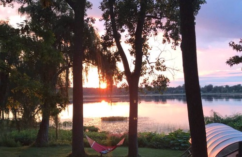 East Lansing House | Lake Cottage w fire pit, boats (5) , and grills (2.)
