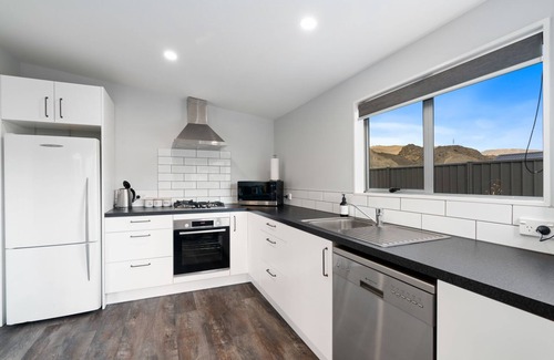 Lowburn House | Lake Dunstan Cottage - Cromwell Holiday Home