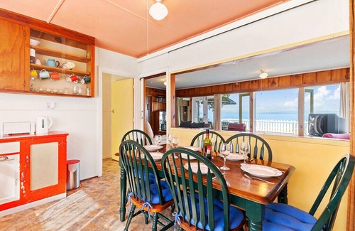 Waitahanui Cottage | Lake Edge Cottage - Waitahanui Holiday Home