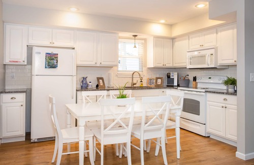 Huron House | Lake Erie Getaway Near The Beach & Cedar Point