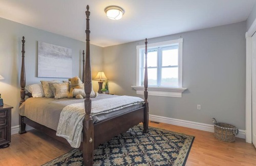 Hamilton House | Lake Erie Manor-7 BDRM Home