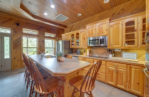 Hoyt Cabin | Lake Eufaula Cabin w/Hot Tub & Large Deck