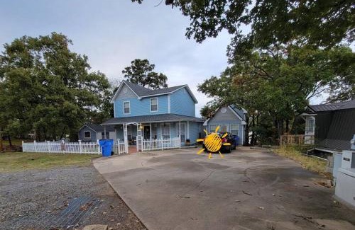 Canadian House | Lake Eufaula lakefront home with private boat dock