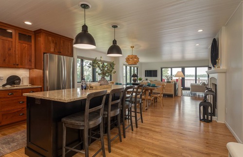 Alexandria House | Lake Front|1 Acre|Sunset Views|Remodeled|Sleeps12