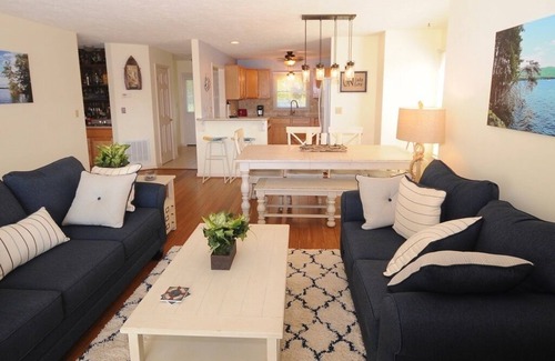 Hardy House | LAKE FRONT, 3 BEDROOM, 3 1/2 BATH, Covered Boat Slip, 2 FIREPLACE, 4 KAYAK, WIFI