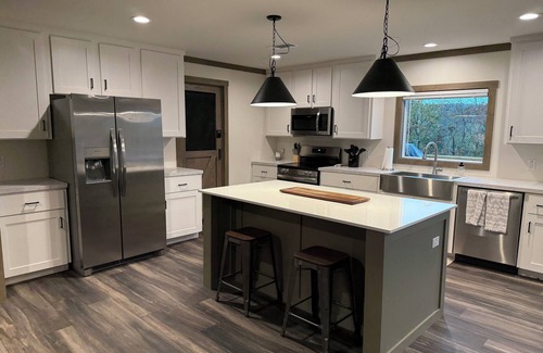 Canadian House | Lake front 4-bedroom house with fire pit and backyard path to the lake.