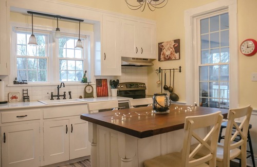 Hartville Hotel | LAKE FRONT beautiful 18th century restored home, modern amenities PRIME LOCATION