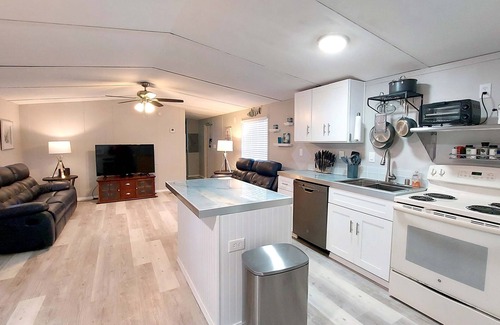 Avinger House | Lake front fun and relaxation