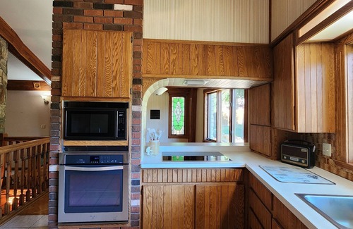 Oakdale House | Lake front home in Solon, close to University of Iowa, Iowa City & Cedar Rapids.