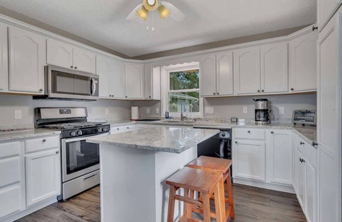 Annandale House | Lake Front Home with Pool and Stunning Views