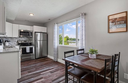 Portage Lakes Apartment | Lake Front|Hot Tub|Kayaks|Fire Pit|Sleeps 10