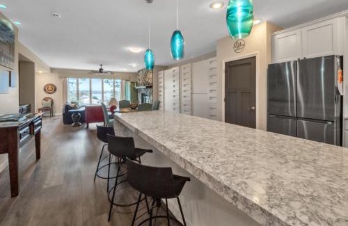 Salem Apartment | Lake front Keowee Condo with Balcony & Resort Amenities! 20 min to Clemson condo