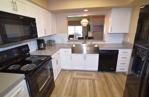 Palm Desert Condo | Lake Front On The Golf Course ! No taxes for stay of 28 nights or longer.