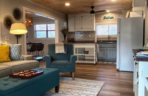Robbinsville House | Lake front Sunset Cottage with dock & kayaks