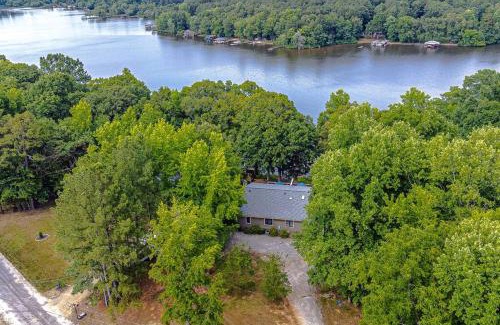Bracey House | Lake Gaston Duo Kayaks and Dock Duplex 4000+ sq ft