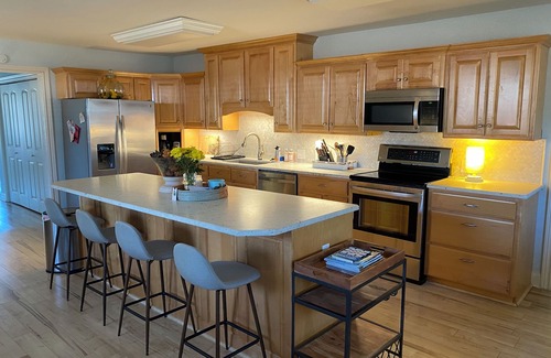 Piney House | Lake Hamilton Lakefront Retreat-Spacious & Stylish, National Park Views, Kayaks