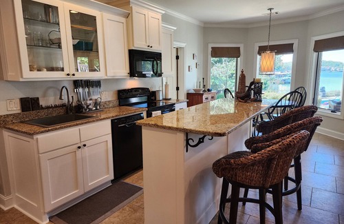Mid America House | Lake Hamilton - Private Hot tub, pool and peleton.
