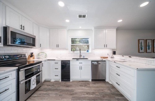 Rockwell House | Lake Hamilton Retreat: Lakefront View, Private Dock, Kayaks, Fire Pit, Pet-Friendly, and Game Room!