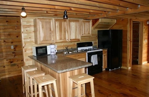 Hayward Cabin | Lake Hayward Log Cabin-Close to Everything