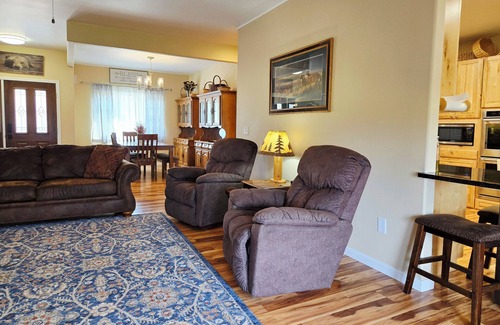 Helena House | Lake Helena Lookout: Gourmet Kitchen, Gorgeous Views, Unforgettable Stay