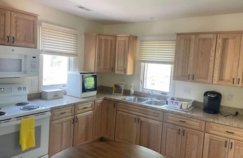 Plymouth House | Lake house- Couples paradise - Beach access