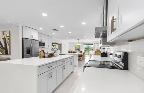 West Palm Beach House | Lake House in Palm Beach 6BR 5BA w/Pool and Hot Tub