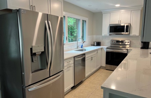 Leasburg House | Lake House Retreat with beautiful views & WiFi