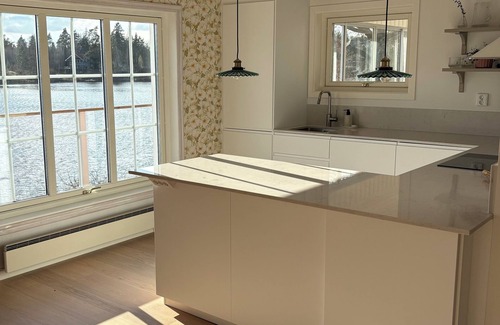 Hedetorpet Cottage | Lake House Retreat with a Dock, Boat & Guesthouse