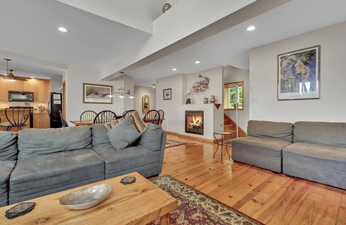 Pequea House | LAKE HOUSE SOUTHnWaterfront Retreat with DOCKAGE on Susquehanna River & HOT TUB