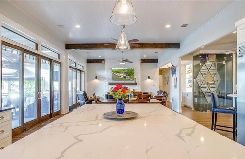 Lake Country House | Lake house with 5 bedrooms total including guest house, outdoor kitchen etc.