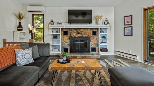 Long Pond House | Lake It Right by AvantStay Lakefront w Dock Hot Tub Fire Pit Game Room