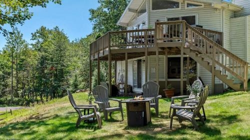 Long Pond House | Lake It Right by AvantStay Lakefront w Dock Hot Tub Fire Pit Game Room