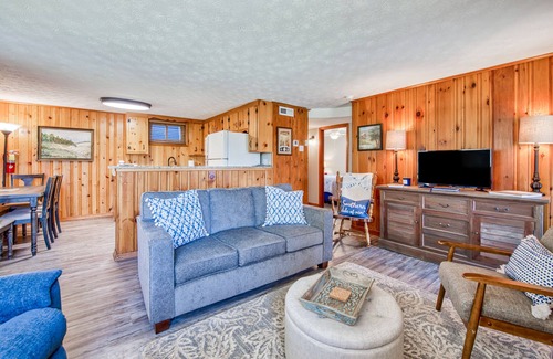 Lake Junaluska Apartment | Lake Junaluska retreat with patio, new HVAC system, and free WiFi
