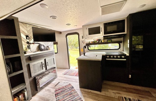 Moe House | Lake Life- Easy & Comfortable in this Cozy 2-bedroom RV with WiFi & AC