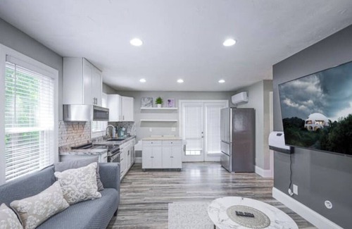 Plymouth House | Lake Life Meets City Vibesnn