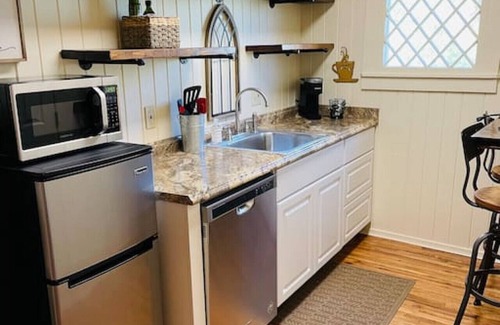 Lake Junaluska Apartment | Lake Life Upper Apt-1 min walk to Lk J Assembly-10 min to Waynesville & BR Pkwy
