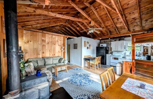 Franklin House | Lake Life Waterfront Cabin
