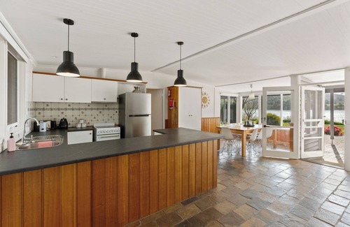 Mansfield House | Lake Lodge - Mansfield Waterfront