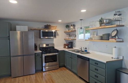 Buffalo Cottage | Lake Martha Cottage: beachside, peaceful & homey