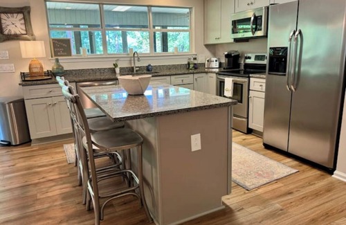 Dadeville House | Lake Martin lakehouse. Screened porch. Dock. firepit & views. 30 min to Auburn