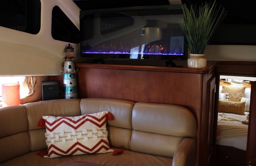Lake Murray of Richland Boat Rental | Lake Murray Luxury Yacht Staycation