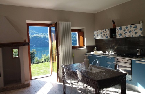 Crabbia Apartment | LAKE ORTA - APARTMENT LAKE VIEW, BEACH, PRIVATE GARDEN (GROUND FLOOR)